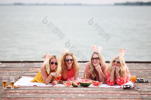 四个女孩最好的朋友享受夏天
