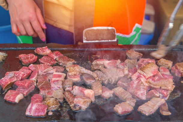 烤瓦古牛肉在热煤与烟雾&x28；日本食品&x29；
