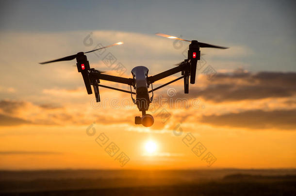 无人机与数码相机在天空相机在天空中飞过田野