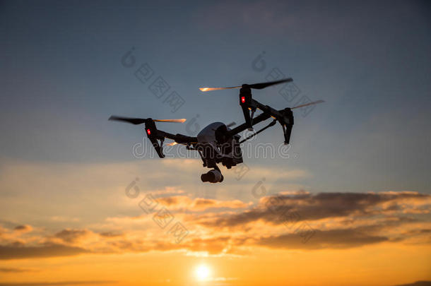 无人机与数码相机在天空相机在天空中飞过田野
