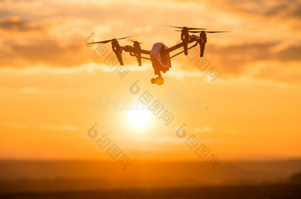 <strong>无人机</strong>与数码相机在天空相机在天空中飞过田野