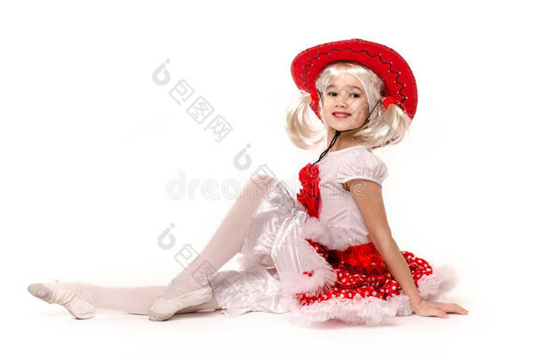 可爱的<strong>小白</strong>种人女孩穿着红色裙子，T恤上有花，牛仔帽被隔离在<strong>白</strong>色背景上。