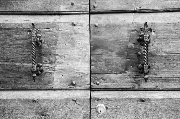 一扇古老的意大利门的细节。
