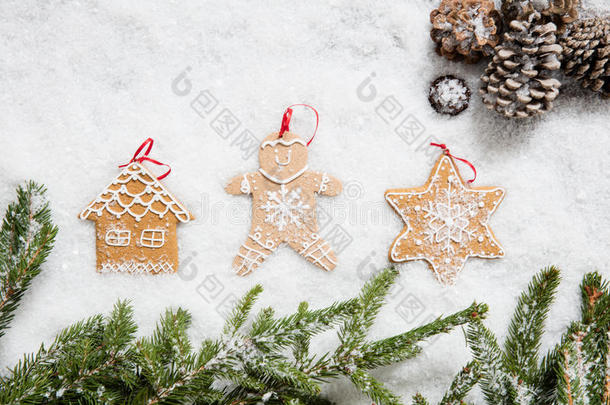 圣诞树庆祝装饰品在冬季雪上发布节日公告