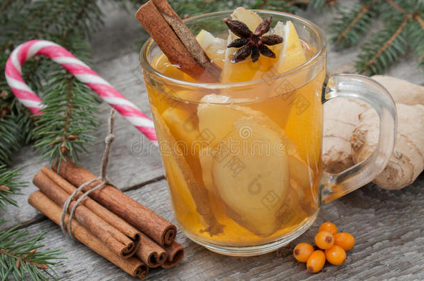 圣诞作文。 云杉枝，甘蔗，生姜和柠檬暖茶