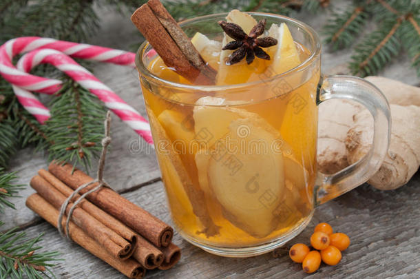 圣诞作文。 云杉枝，甘蔗，生姜和柠檬<strong>暖茶</strong>