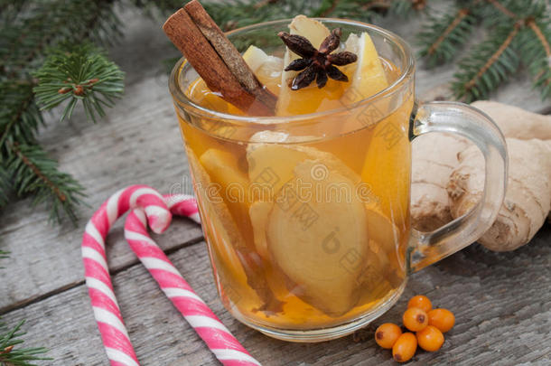 圣诞作文。 云杉枝，甘蔗，生姜和柠檬暖茶
