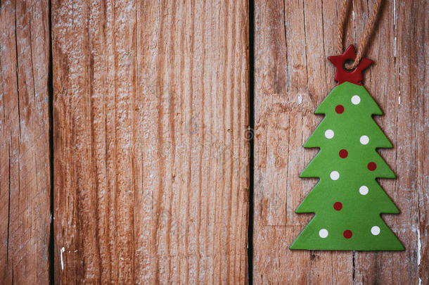 木制背景上的绿色<strong>圣诞树</strong>，<strong>贺卡</strong>模板，壁纸，复古