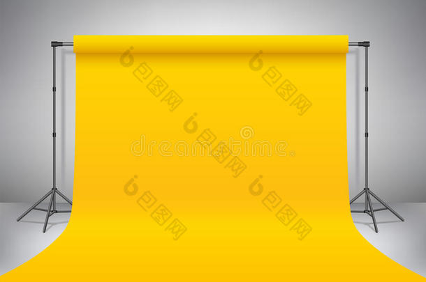 空的黄色摄影棚。 现实向量模板模拟。 背景支架三脚架与黄色纸背景。