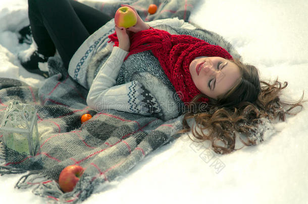 美丽，可爱，快乐，轻，<strong>女孩</strong>躺在毯子上在冬天的<strong>雪中</strong>。