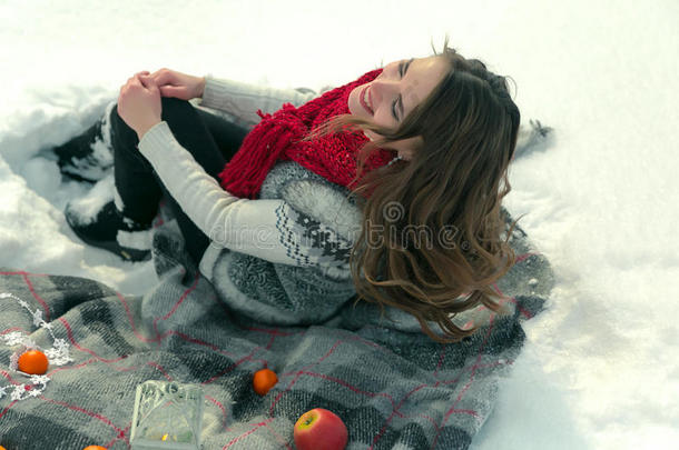 美丽，可爱，快乐，轻，女孩躺在毯子上在冬天的雪中。