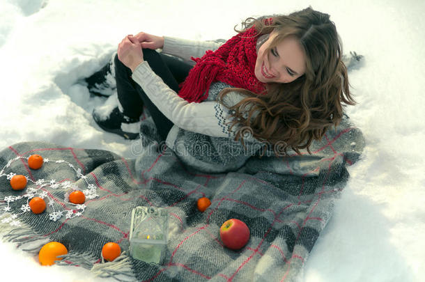 美丽，可爱，快乐，轻，女孩躺在毯子上在冬天的雪中。