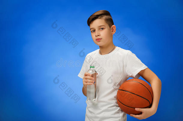 可爱的11岁男孩带篮球的孩子