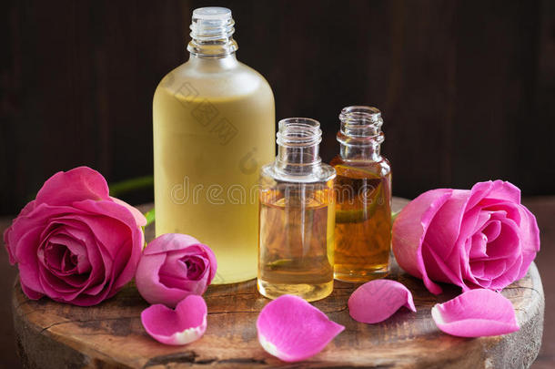 精油和玫瑰花香薰水疗香水