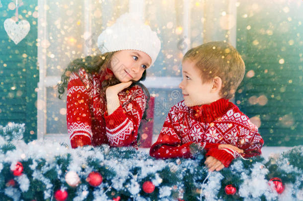 儿童女孩和男孩等待圣诞节，寒假