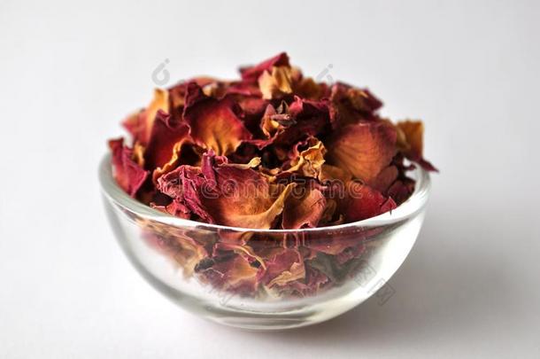 干燥的玫瑰花瓣放在一个透明的玻璃碗里
