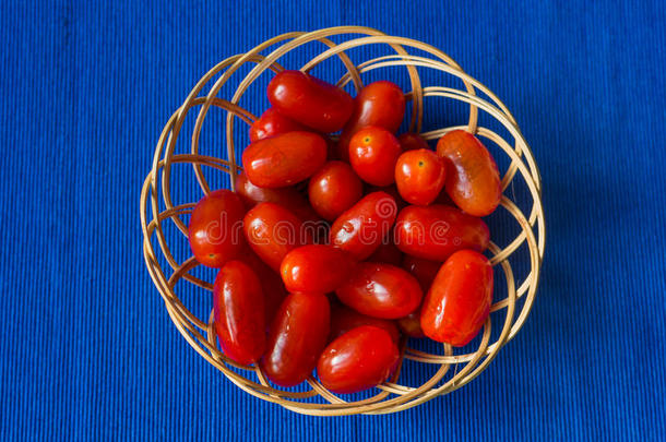 蓝色背景下篮<strong>子</strong>里的新鲜西红柿