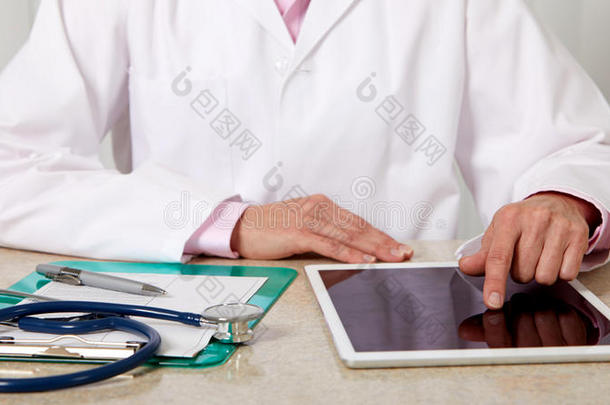 医生女人手拿平板电脑。