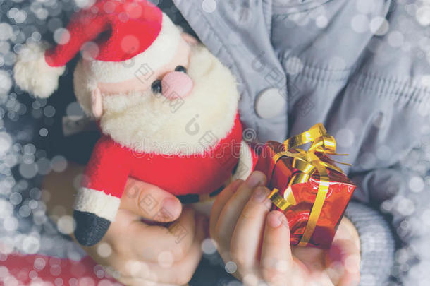 孩子拿着礼品盒和玩具圣诞老人，圣诞节和新年