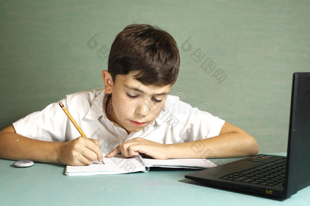 男孩在<strong>笔记本</strong>电脑上上在线课