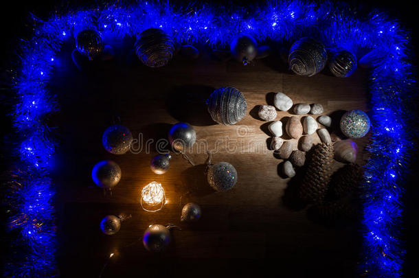 用石头和魔法灯装饰的圣诞装饰品