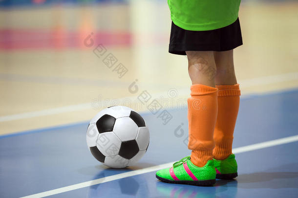 儿童足球Futsal训练。 室内足球年轻球员
