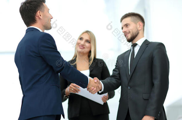 在一次招聘会议之后，握手来达成协议