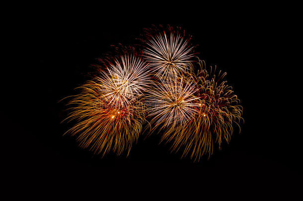 烟花在夜晚。新年庆祝烟花，五颜六色的烟花在黑暗的天空，显示在一个庆祝活动