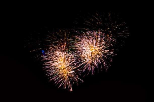 烟花在夜晚。新年庆祝烟花，五颜六色的烟花在黑暗的天空，显示在一个庆祝活动