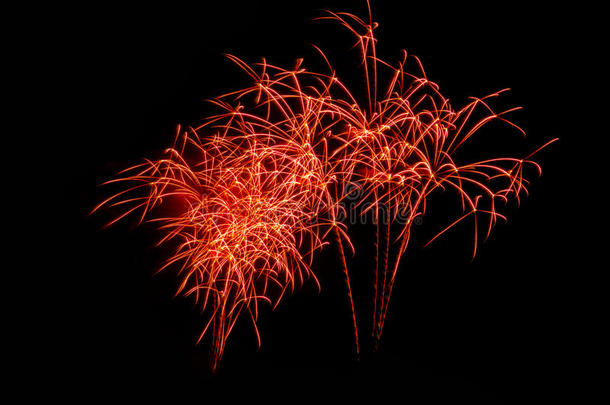 烟花在夜晚。新年庆祝烟花，五颜六色的烟花在黑暗的天空，显示在一个庆祝活动