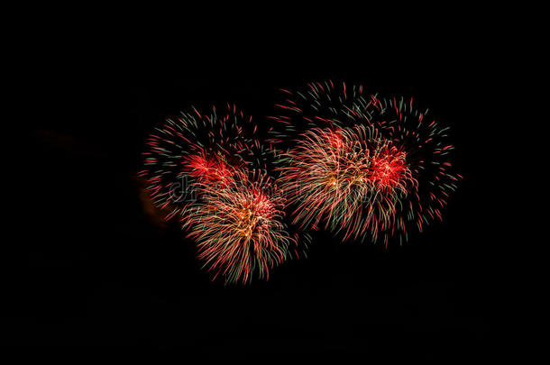 烟花在夜晚。新年庆祝烟花，五颜六色的烟花在黑暗的天空，显示在一个庆祝活动