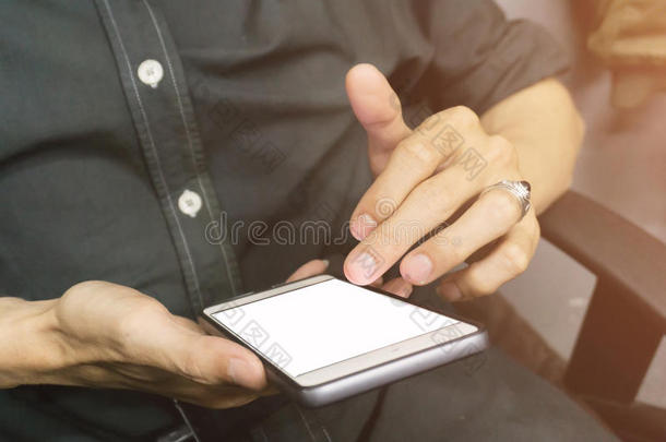亚洲商人手持和使用带有白色空白屏幕的智能手机