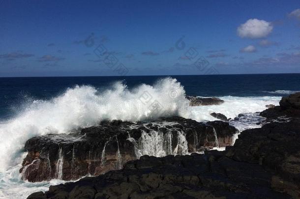 大波浪在<strong>皇后</strong>`的浴缸在普林斯维尔在考艾岛，夏威夷。