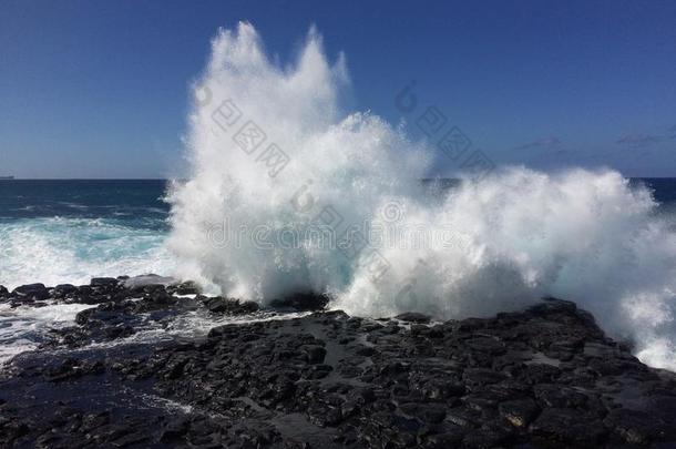 大波浪在皇后`的浴缸在普林斯维尔在考艾岛，夏威夷。