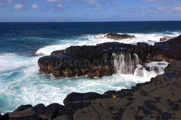 大波浪在<strong>皇后</strong>`的浴缸在普林斯维尔在考艾岛，夏威夷。