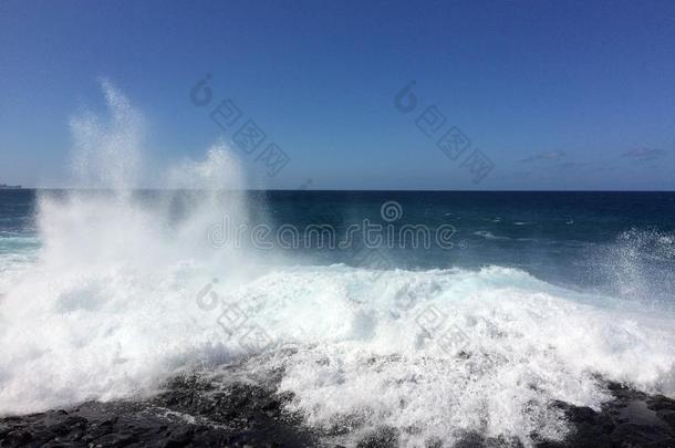 大波浪在皇后`的浴缸在普林斯维尔在考艾岛，夏威夷。