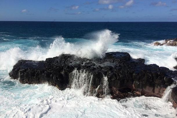 大波浪在<strong>皇后</strong>`的浴缸在普林斯维尔在考艾岛，夏威夷。