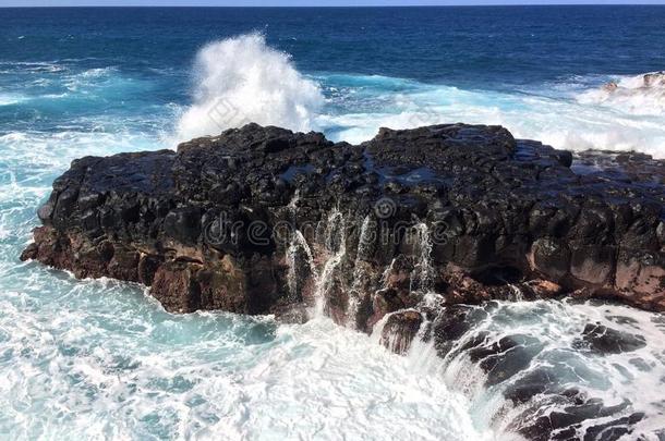 大波浪在皇后`的浴缸在普林斯维尔在考艾岛，夏威夷。