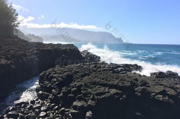 大波浪在<strong>皇后</strong>`的浴缸在普林斯维尔在考艾岛，夏威夷。