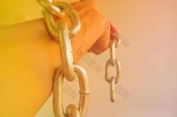 手链用铁链，隔离在白色背景上。