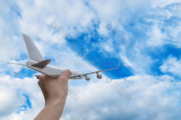 飞机在蓝<strong>天上</strong>手边