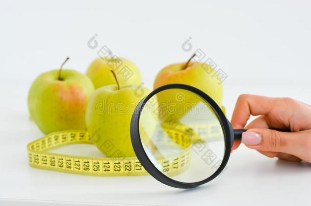 苹果，测量带和放大镜，提示饮食结果
