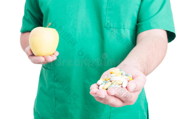 医生提供病人胶囊和苹果