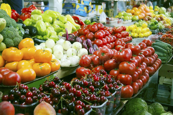 农民农业市场上的新鲜蔬菜和水果