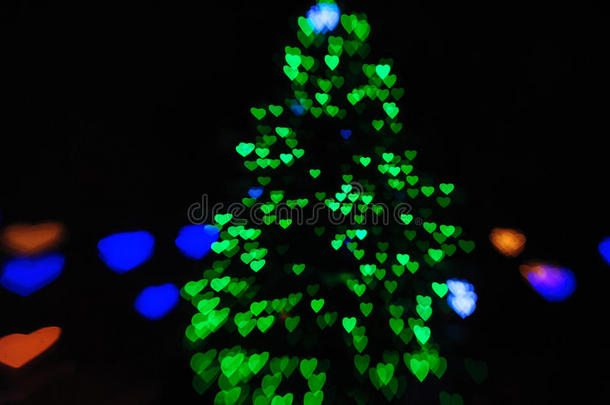 圣诞树上的绿灯以心灵的形式模糊了