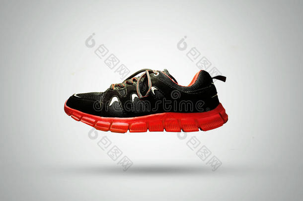 黑色和红色运动慢<strong>跑鞋</strong>隔离在白色背景上