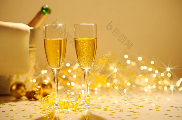 桌子上装饰着<strong>流光</strong>和<strong>金色</strong>纸屑的香槟长笛。