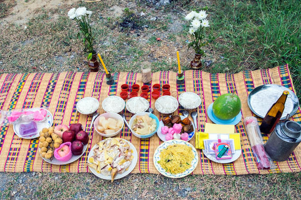 节日是祭祀祖先、各种食物和庆祝