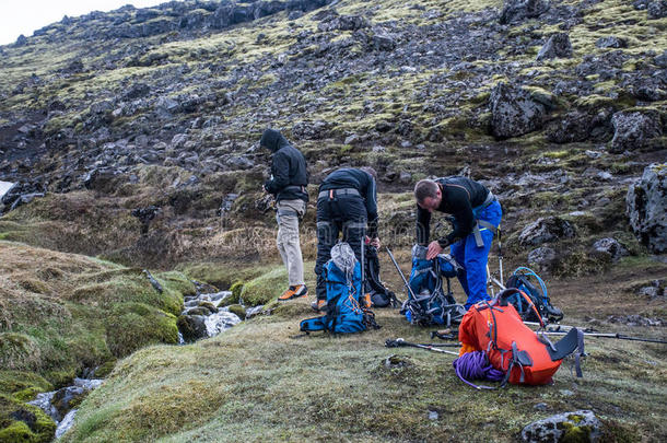 小组徒步旅行冰川hvannadalshnukur峰在冰岛山地火山景观vatnajokull公园