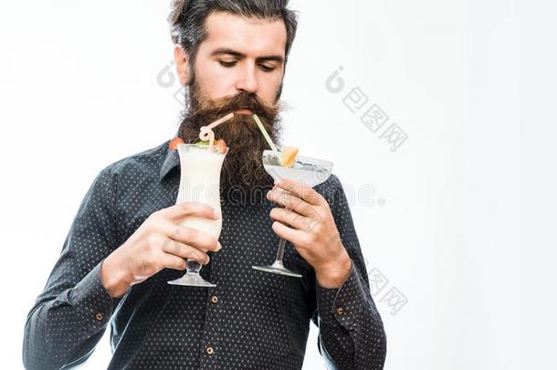 留胡子的男人喝不含酒精的鸡尾酒
